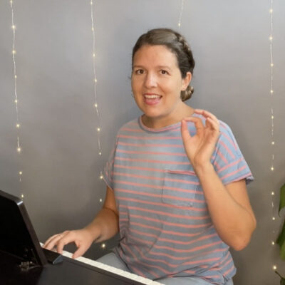 Professional vocal coach Jill teaching online